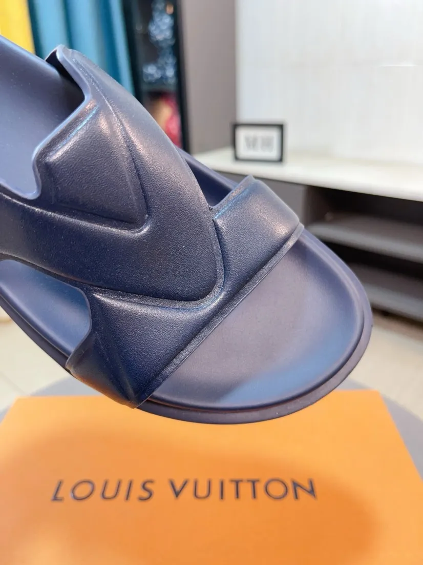 Men's shoes 💰360🌹🌹 (lv-Louis Vuitton) new men's sandals, high-end boutique, exquisite embossed logo decoration on the upper, fine workmanship, super soft soles, casual, loose and comfortable, a must-have in summer! \nsize：38-44